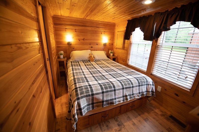 Deluxe South Shore Cindy Bear™ Cabin-5